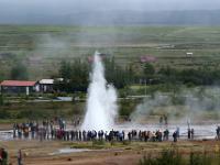 Gedränge um den Geysir Strokkur